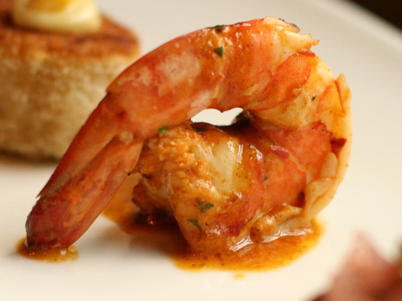 En marinert scampi er dandert på et cateringfat på Lampeland Hotell