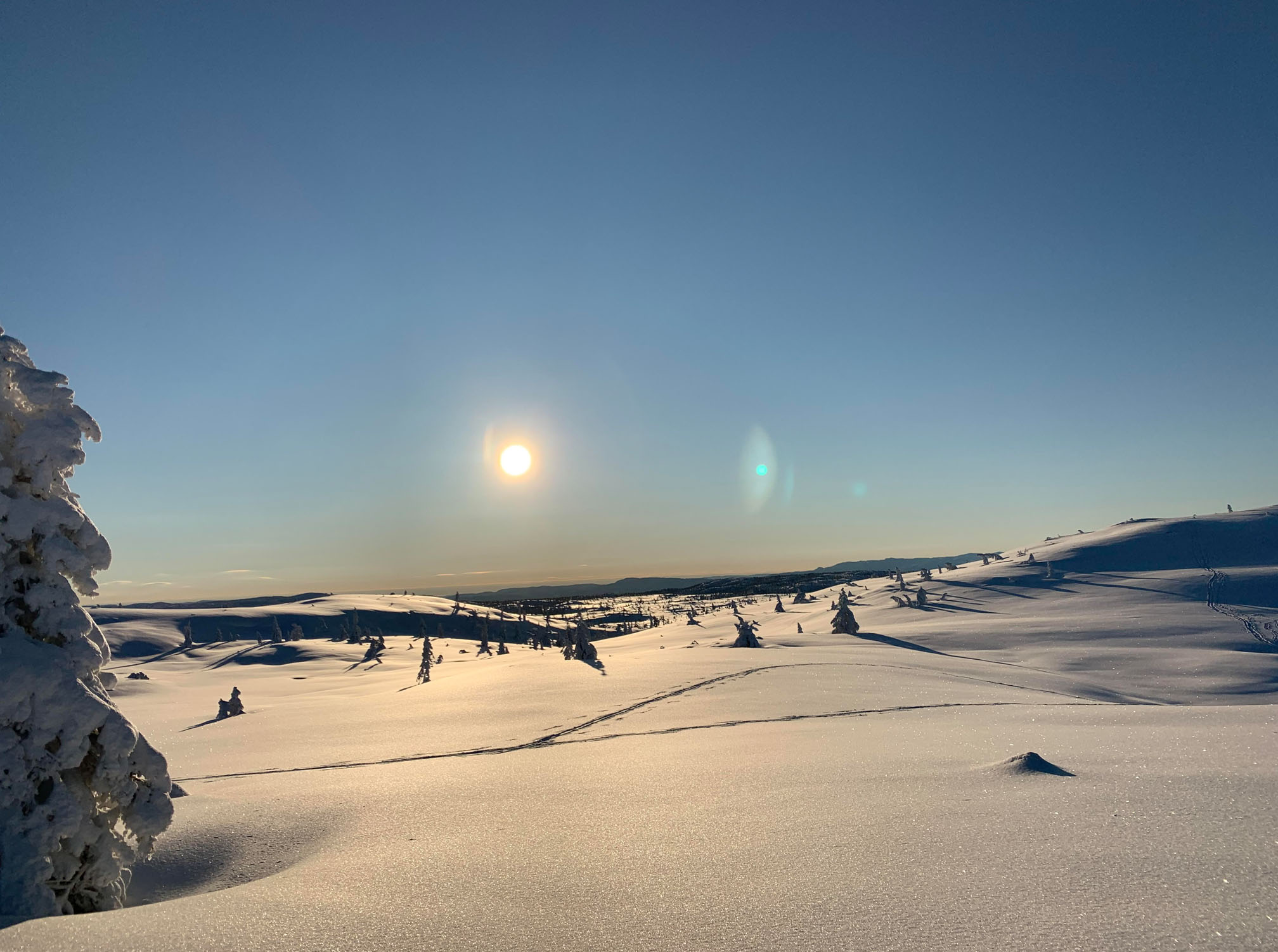 Solen på vei ned over nysnø på Blefjell