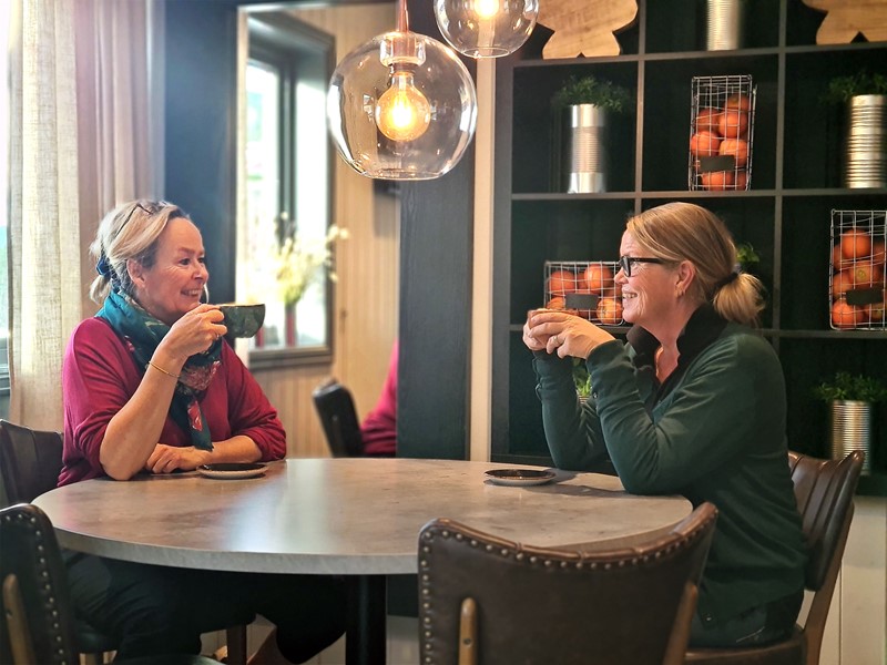 Hygge og kaffepause i kaféen på Lampeland Hotell