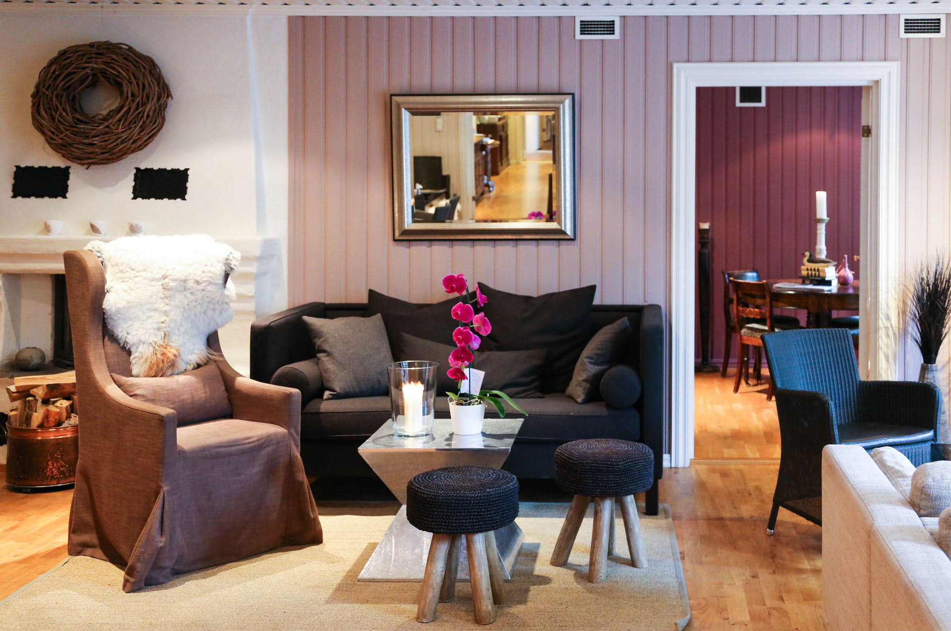 Stue med godstol og sofa