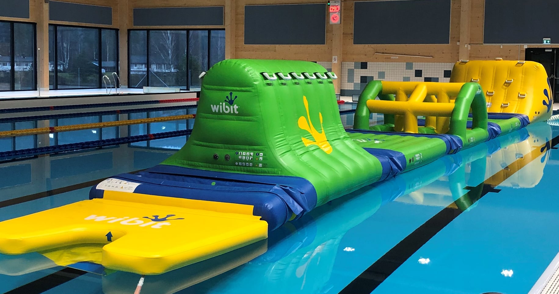 Vannhinderløype i svømmehallen i Skattekista på Lampeland