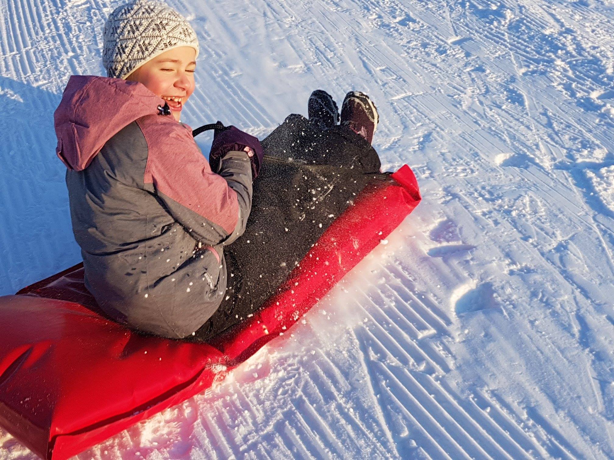 Jente på akematte på Stevningsmogen Fritidspark