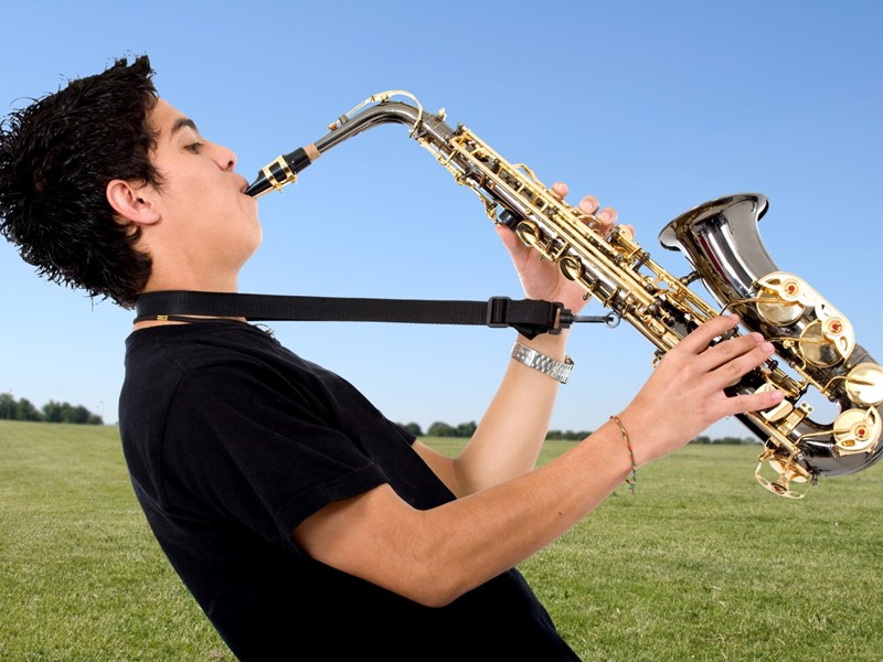 En gutt som spiller saxofon
