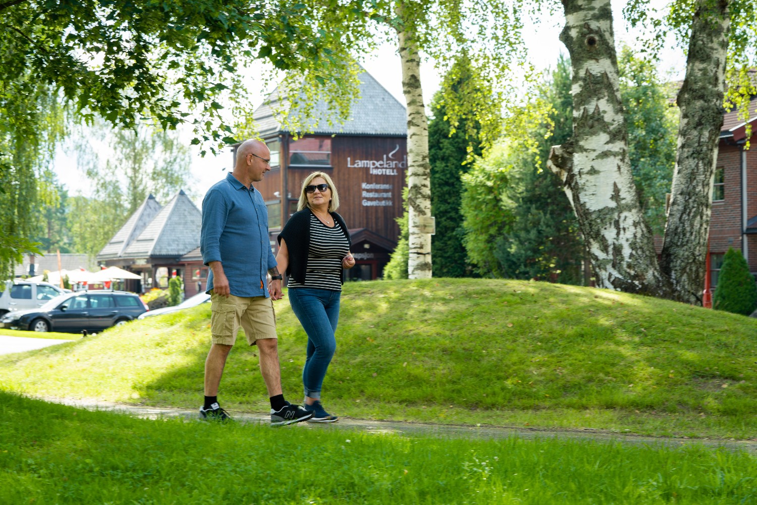 Lampeland Hotell - stor gratis parkeringsplass