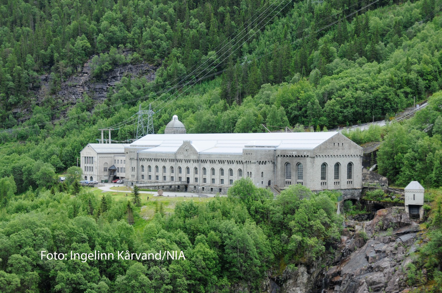 Oversiktsbilde av en gammel murbygning som ligger i en fjellside. Dette er Vemork. 