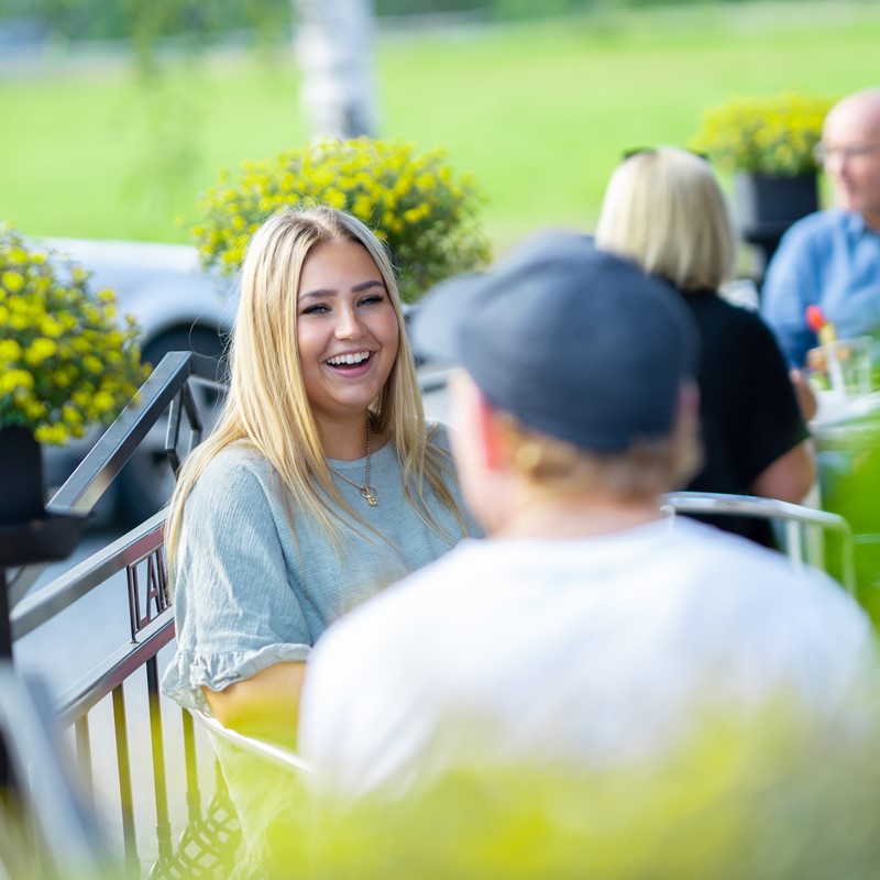 Kafégjester uteservering Lampeland Hotell