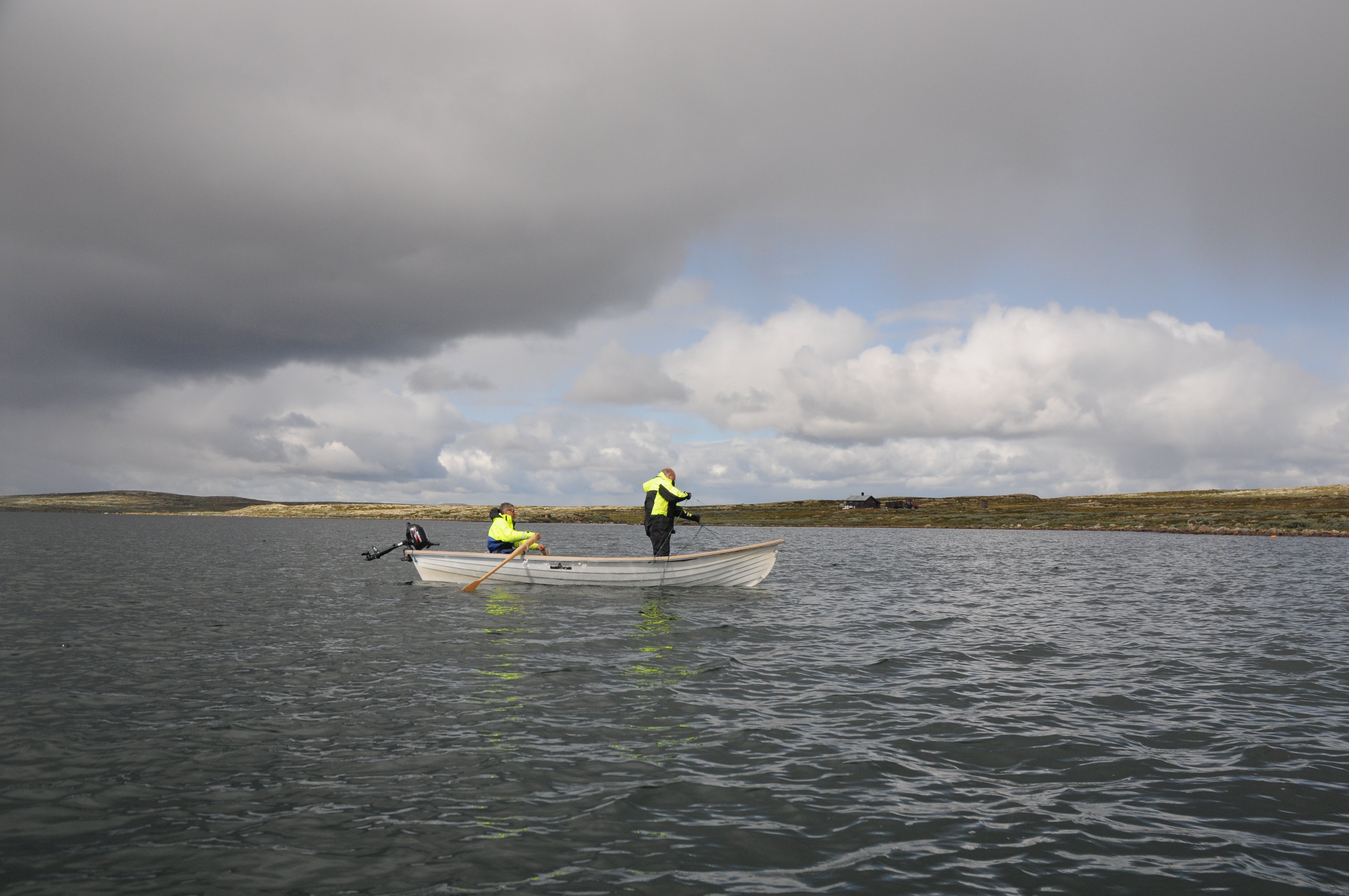 Båt på vann med nyfisket fisk