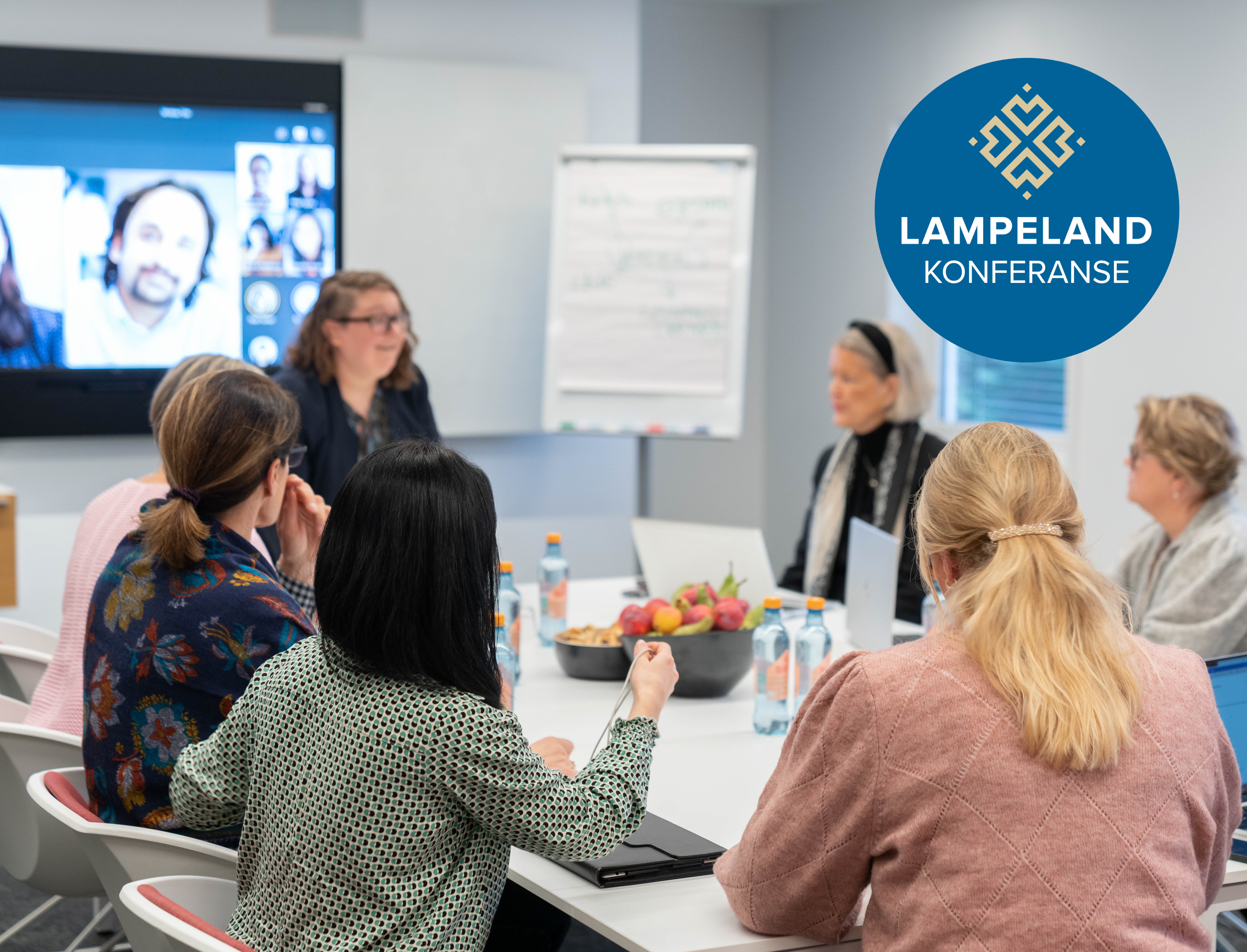 Ivrige konferanse deltakere rundt bordet